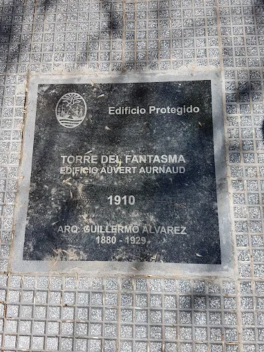 Placa que indica edificio protegido de la Torre del Fantasma, 1910.
