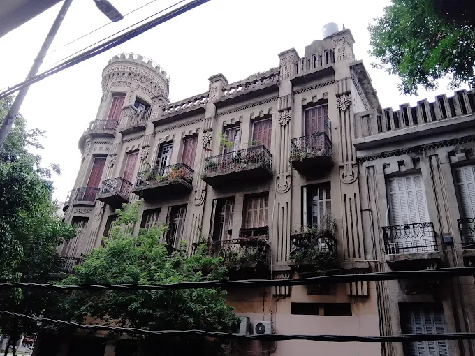 Torre del Fantasma vista desde la calle Wenceslao Villafañe, La Boca.