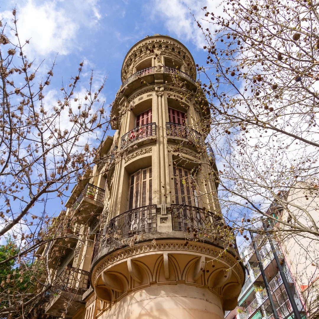 La Torre del Fantasma vista desde abajo, mostrando su arquitectura imponente.